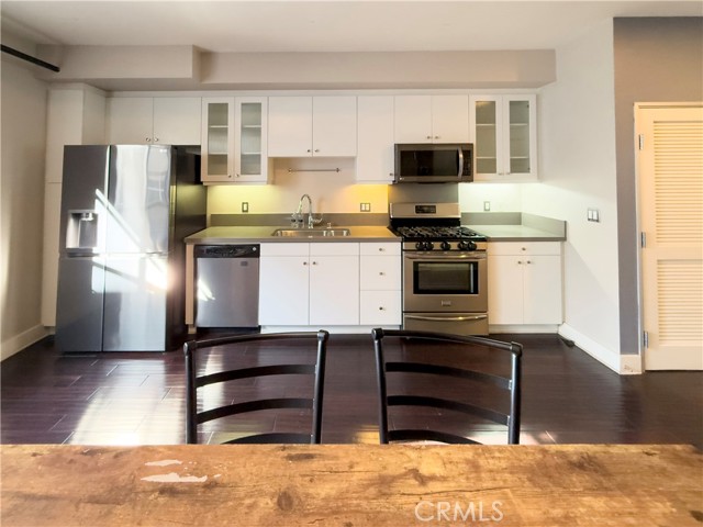 909 E Santa Ana Boulevard, Santa Ana CA: https://media.crmls.org/medias/18fc7f12-1c9d-4e0d-9046-4c334149888c.jpg