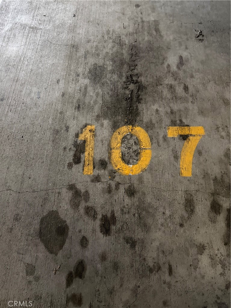 https://media.crmls.org/medias/18fd3d19-4a0a-42f9-acba-567991e51685.jpg?preset=X-Large