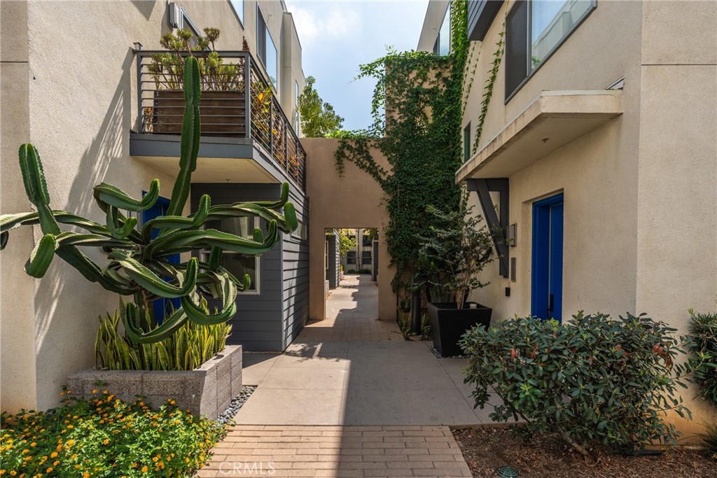 1009 Roble Place