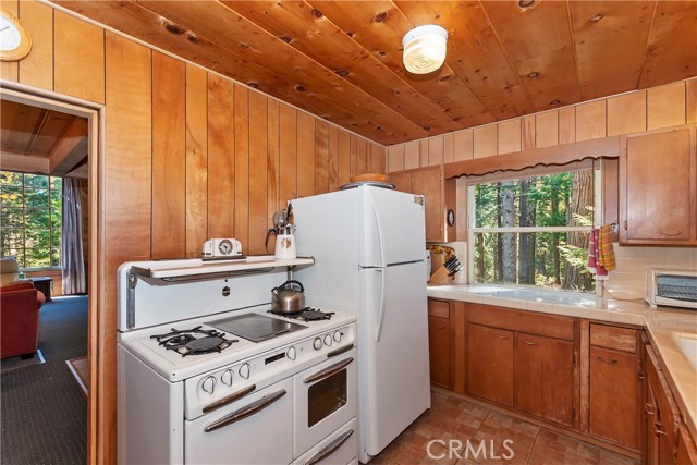 Detail Gallery Image 11 of 33 For 648 Crest Estates Dr, Lake Arrowhead,  CA 92352 - 2 Beds | 1 Baths