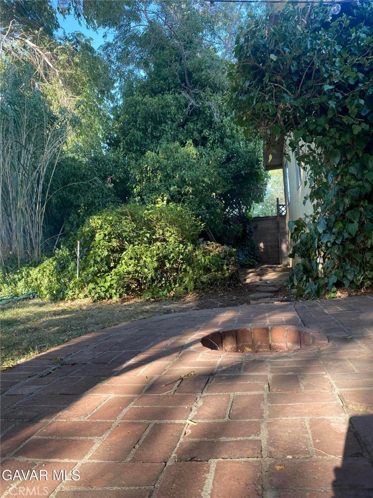 https://media.crmls.org/medias/1905d794-3976-4c87-b376-c2f661d16bbd.jpg?preset=X-Large