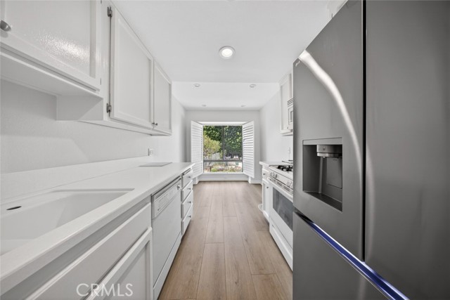 Detail Gallery Image 11 of 43 For 15235 Magnolia Bld #E,  Sherman Oaks,  CA 91403 - 3 Beds | 3 Baths