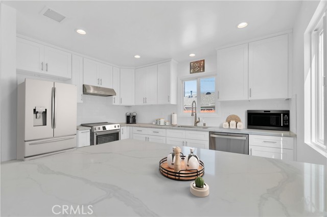 Detail Gallery Image 6 of 56 For 4622 Dunrobin Ave, Lakewood,  CA 90713 - 6 Beds | 4 Baths