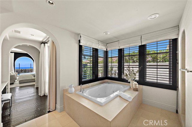 39 Sarteano Dr., Newport Coast CA: https://media.crmls.org/medias/190a3331-4994-464c-888d-1fbc5a93d732.jpg