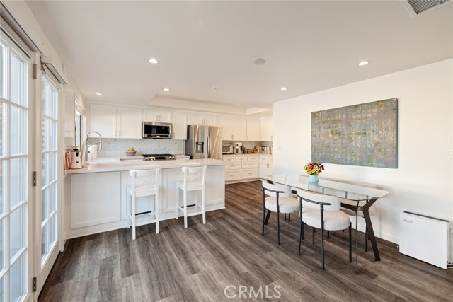 Detail Gallery Image 15 of 36 For 240 S Broadway #2,  Redondo Beach,  CA 90277 - 3 Beds | 2/1 Baths