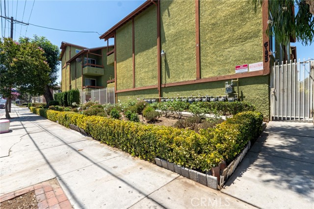 Detail Gallery Image 2 of 25 For 6155 Reseda #4,  Tarzana,  CA 91335 - 3 Beds | 2 Baths