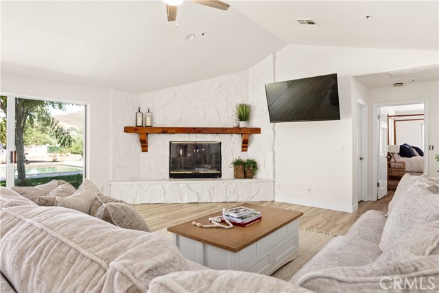35356 Sierra Vista Drive, Agua Dulce CA: https://media.crmls.org/medias/1911e7e0-9101-43dc-8575-751e814f77e4.jpg