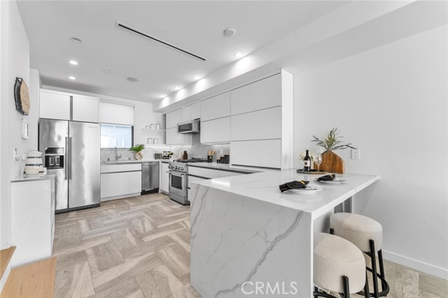 Detail Gallery Image 12 of 27 For 11341 Pearl St, Los Angeles,  CA 90064 - 4 Beds | 4/1 Baths