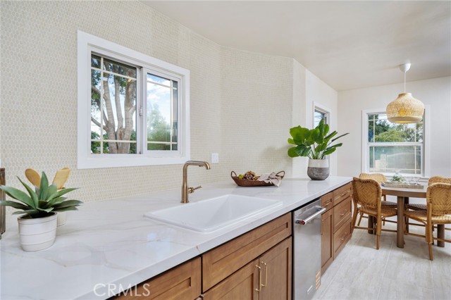 501 E 5th Street, Ontario CA: https://media.crmls.org/medias/19154963-514e-4e7b-8b8e-aff045fdbbe8.jpg