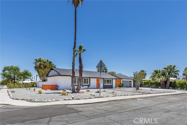 Detail Gallery Image 2 of 34 For 2482 N Avenida Caballeros, Palm Springs,  CA 92262 - 3 Beds | 2 Baths