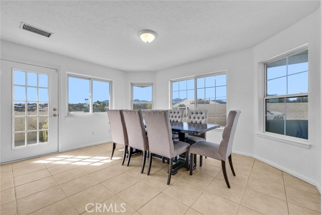 Detail Gallery Image 6 of 34 For 10180 Buffalo Rd, Oak Hills,  CA 92344 - 5 Beds | 4 Baths