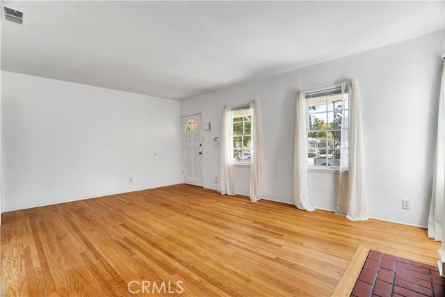 Detail Gallery Image 5 of 30 For 5239 Comercio Ave, Woodland Hills,  CA 91364 - 2 Beds | 1 Baths