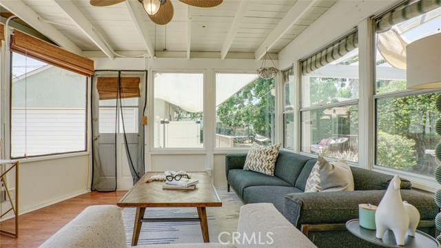 525 N Mariposa Street, Burbank CA: https://media.crmls.org/medias/19271fea-a4a9-4ca2-a1de-aa2bc43c657b.jpg