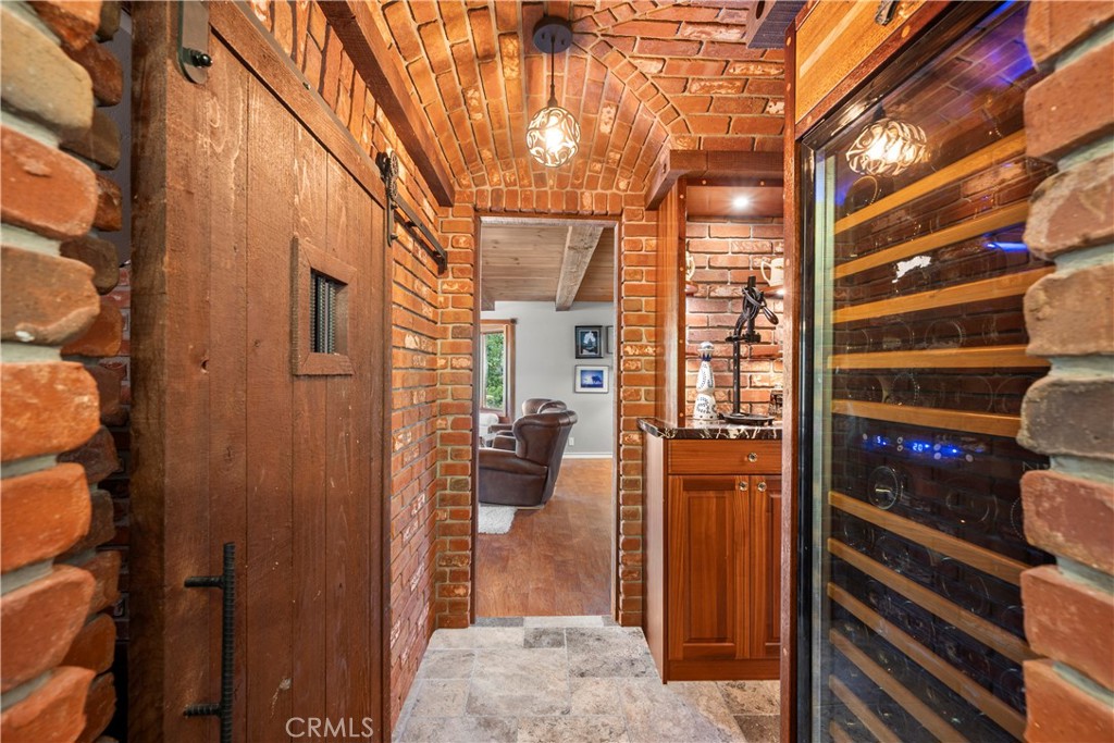 https://media.crmls.org/medias/1927dc1e-502e-4c85-a6c1-41b5ddc2a567.jpg?preset=X-Large