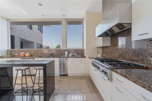 Detail Gallery Image 10 of 28 For 1436 Summitridge Dr, Beverly Hills,  CA 90210 - 4 Beds | 5/1 Baths