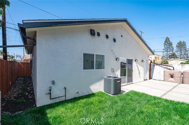 939 E 97th Street, Los Angeles CA: https://media.crmls.org/medias/192e92af-c719-4913-a38b-5c4112a21215.jpg