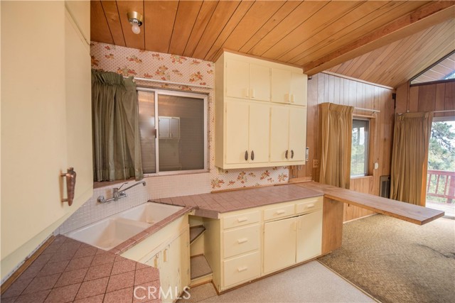 24 Fredalba, Running Springs, CA 92382