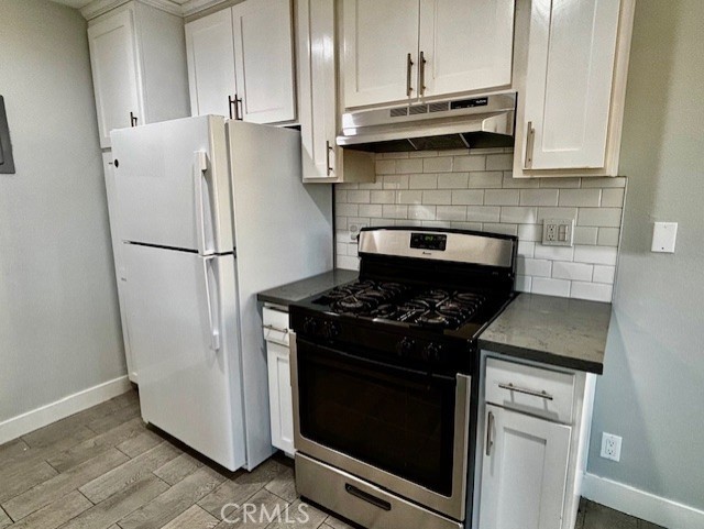 Detail Gallery Image 4 of 16 For 17092 Emerald #D,  Huntington Beach,  CA 92647 - 3 Beds | 2 Baths