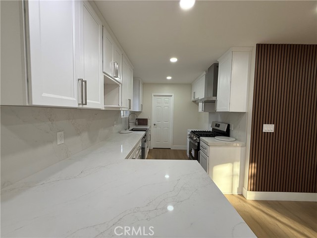 Detail Gallery Image 9 of 33 For 9123 Woodley, North Hills,  CA 91343 - 3 Beds | 2 Baths