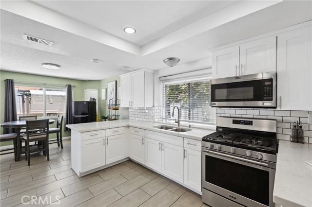 Detail Gallery Image 10 of 27 For 13138 Pan Am Bld, Moreno Valley,  CA 92553 - 3 Beds | 2/1 Baths