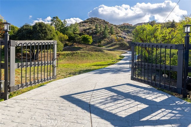 Detail Gallery Image 5 of 75 For 26644 Brooken Ave, Canyon Country,  CA 91387 - 8 Beds | 8 Baths