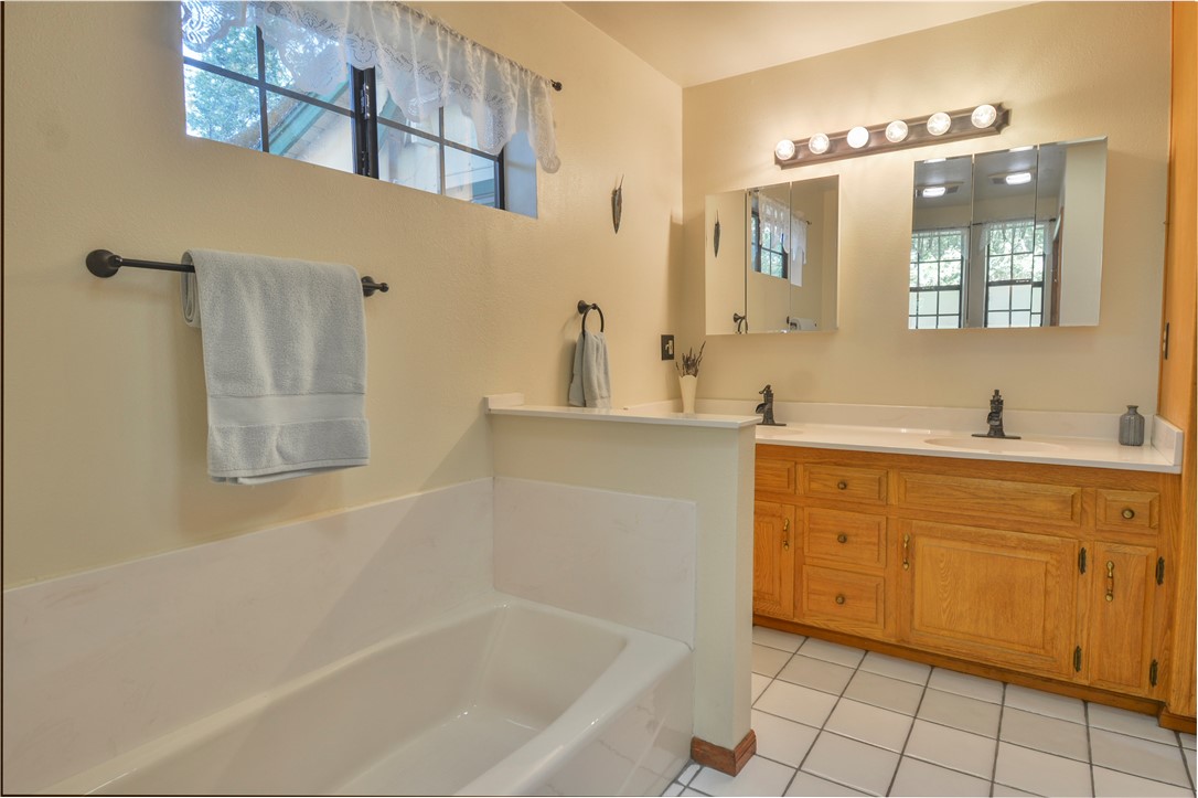 Detail Gallery Image 16 of 33 For 23696 Manzanita Dr, Crestline,  CA 92325 - 2 Beds | 2 Baths