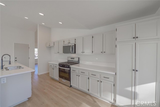 Detail Gallery Image 11 of 29 For 12993 Sundown Rd, Victorville,  CA 92392 - 4 Beds | 2 Baths