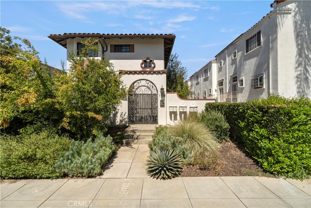 1128 Huntington Drive #C