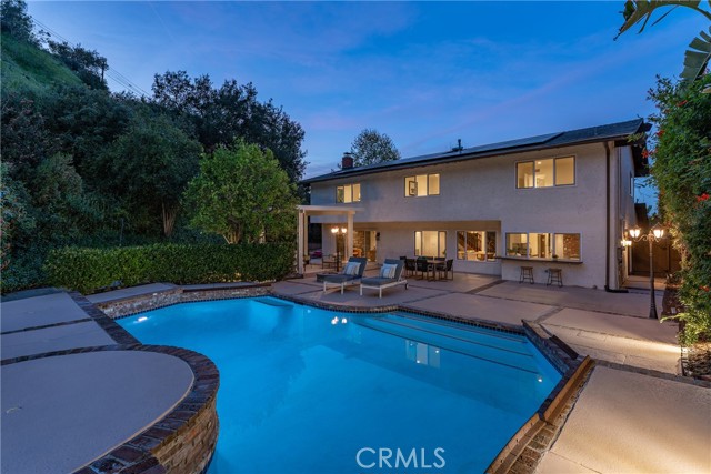 Detail Gallery Image 2 of 34 For 3831 Saint Johnswood Dr, Woodland Hills,  CA 91364 - 5 Beds | 3/1 Baths