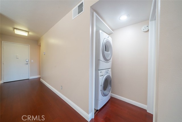5530 Owensmouth Avenue, 320 photo 3