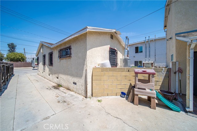 1142 E Century Boulevard, Los Angeles CA: https://media.crmls.org/medias/19426aa7-fb05-4a66-94d1-0b9e63243384.jpg