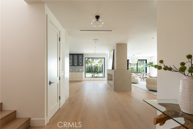 Detail Gallery Image 2 of 39 For 4936 Strohm Ave, Toluca Lake,  CA 91601 - 6 Beds | 6/1 Baths