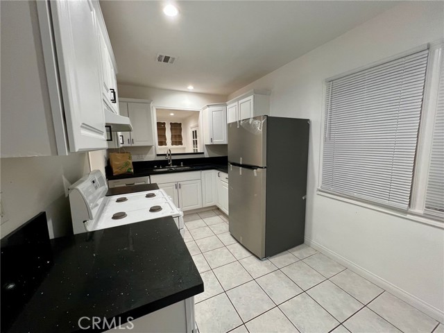 Detail Gallery Image 4 of 13 For 18656 Runnymede Street, Reseda,  CA 91335 - 3 Beds | 2 Baths