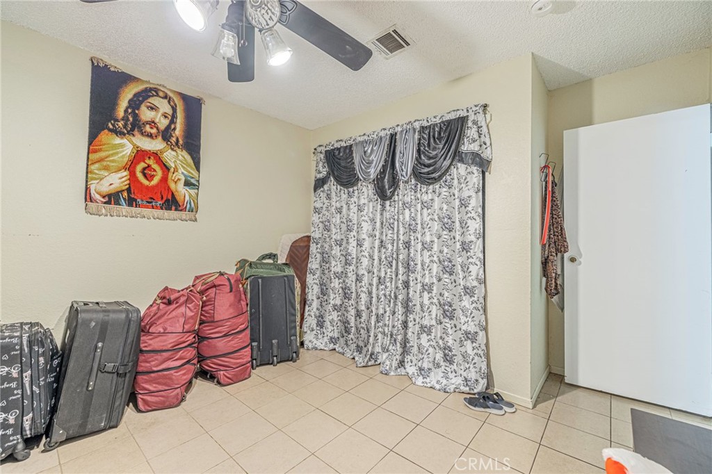 https://media.crmls.org/medias/1945eb4f-d4fa-4b4c-9ff7-115b9fc0834a.jpg?preset=X-Large