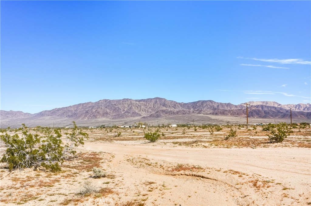https://media.crmls.org/medias/19486ae6-d68d-437e-b68b-277047b39921.jpg?preset=X-Large