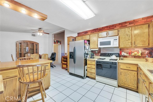 6765 Jadeite Avenue, Rancho Cucamonga CA: https://media.crmls.org/medias/1948732f-be24-4266-b16b-b9414a393b03.jpg