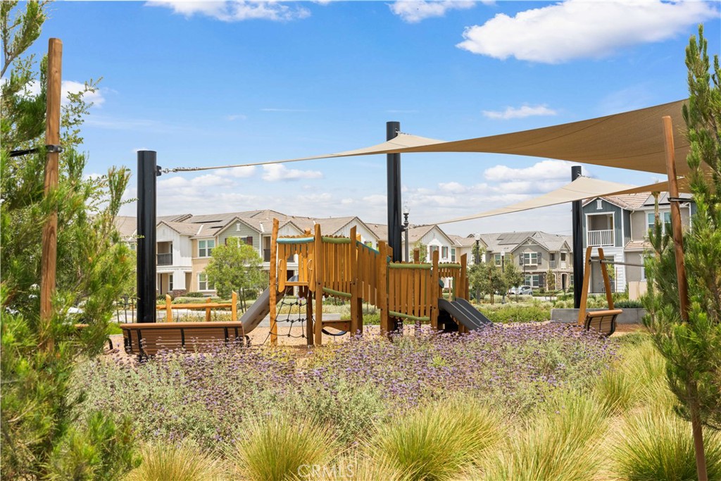 https://media.crmls.org/medias/19490da7-aac3-4b4d-919f-6df89b042712.jpg?preset=X-Large