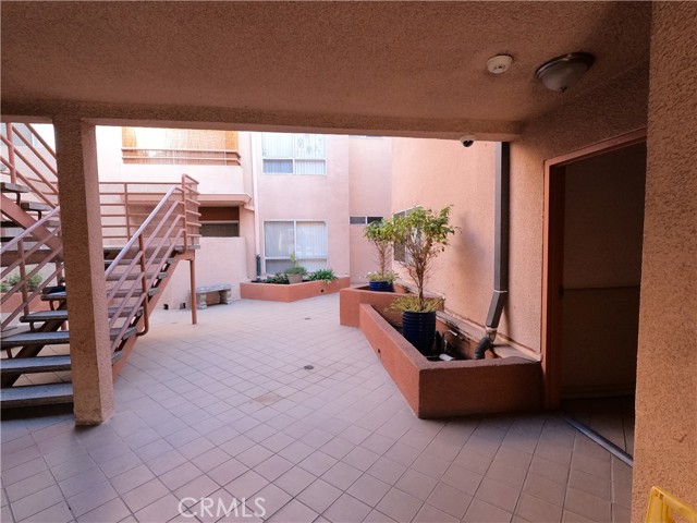 Detail Gallery Image 14 of 17 For 5060 Kester Ave #101,  Sherman Oaks,  CA 91403 - 1 Beds | 1 Baths