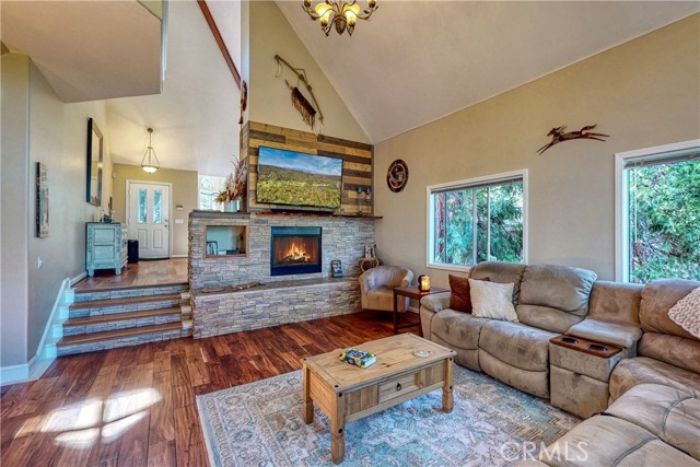 Detail Gallery Image 11 of 40 For 430 Rainier Rd, Lake Arrowhead,  CA 92352 - 4 Beds | 2/1 Baths