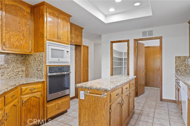 631 Faversham Way, Bakersfield CA: https://media.crmls.org/medias/194bbb8f-167c-4416-b7c5-cb124c1e1667.jpg