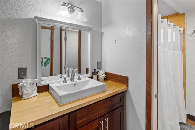 836 E Mountain View Boulevard, Big Bear City CA: https://media.crmls.org/medias/194bc4ff-dd90-4bde-901c-d7fc5fe35040.jpg