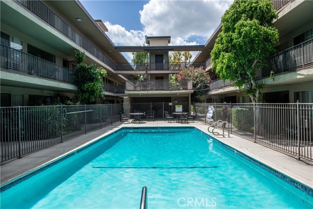 5415 Newcastle Avenue, Encino CA: https://media.crmls.org/medias/194d3e67-e806-410f-a81b-f17c4996549a.jpg