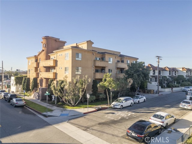 Detail Gallery Image 2 of 33 For 1515 Grismer Ave #302,  Burbank,  CA 91504 - 2 Beds | 2 Baths