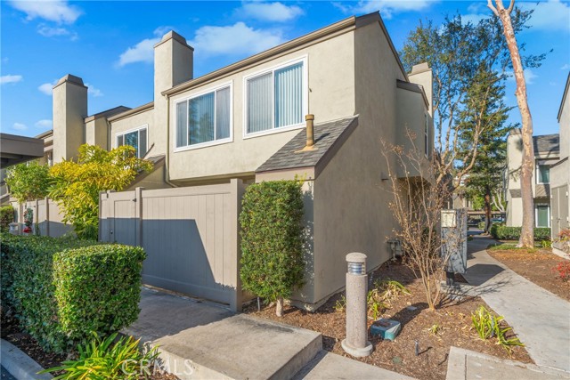 Detail Gallery Image 3 of 25 For 5825 E Creekside Ave #10,  Orange,  CA 92869 - 3 Beds | 1/1 Baths