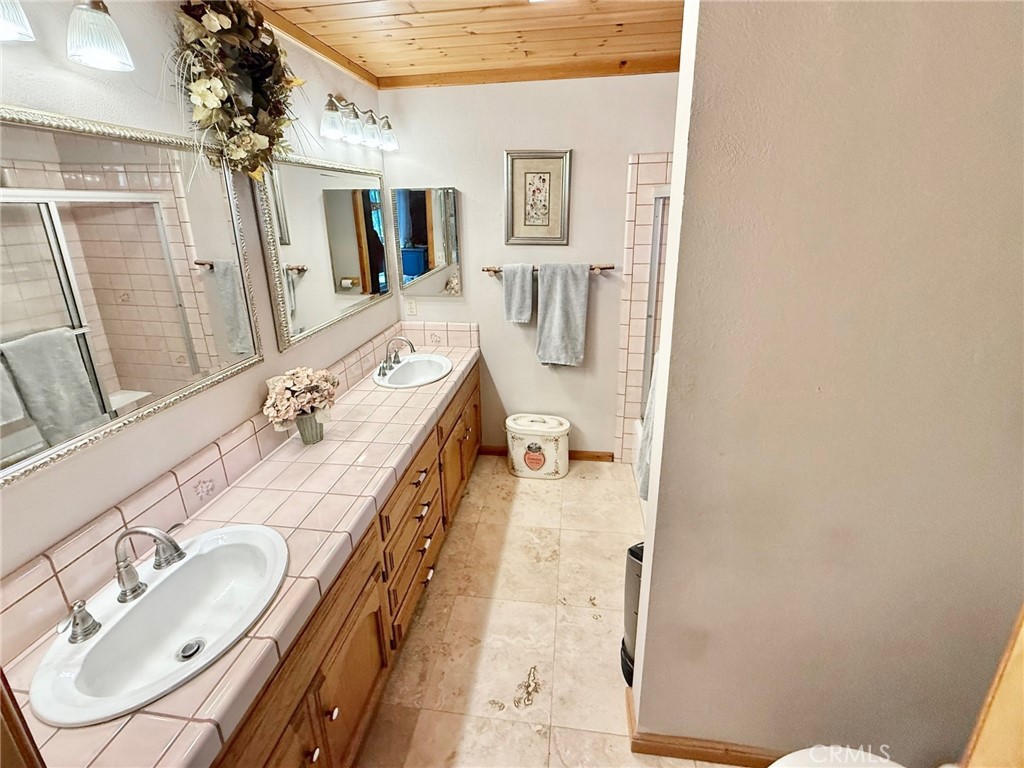https://media.crmls.org/medias/19514114-1556-4154-8072-b4b7b4593aea.jpg?preset=X-Large
