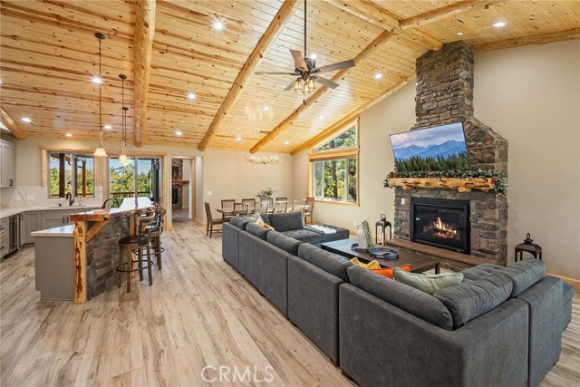 1658 Tuolumne Road, Big Bear City CA: https://media.crmls.org/medias/19572d2e-8888-4183-a1f3-2b49c2e7e6b5.jpg