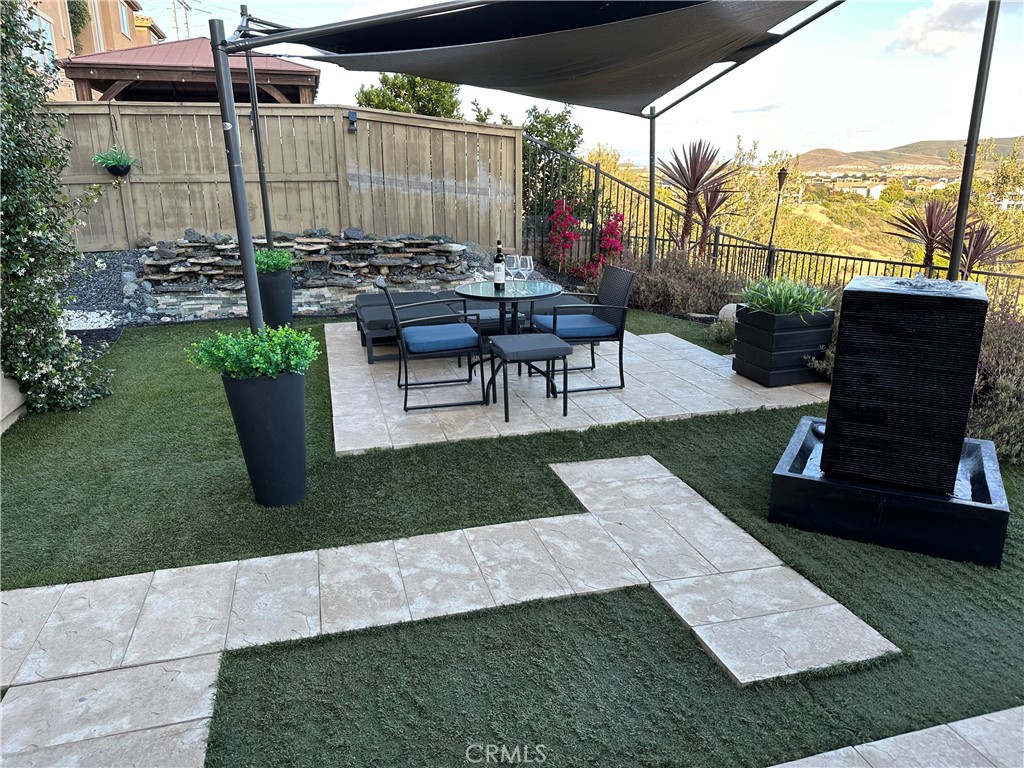 https://media.crmls.org/medias/195f1b13-2db8-451f-a324-ce00aae945a1.jpg?preset=X-Large
