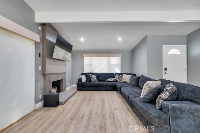 Detail Gallery Image 4 of 35 For 10122 Jovita Ave, Chatsworth,  CA 91311 - 5 Beds | 3 Baths