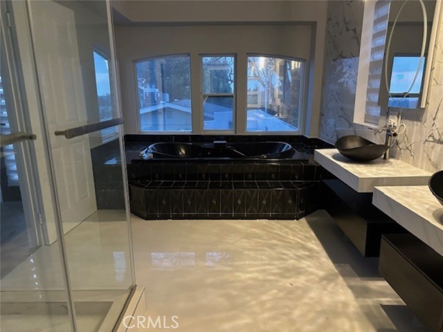 Detail Gallery Image 10 of 42 For 5128 Llano, Woodland Hills,  CA 91364 - 3 Beds | 3 Baths