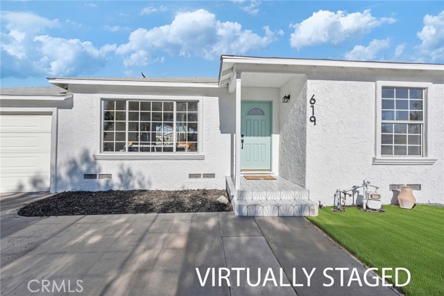 619 N Townsend Street, Santa Ana CA: https://media.crmls.org/medias/1963158b-fef3-4f1b-82a9-bbb987cba68b.jpg